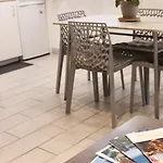 Appartamento De 45 M2 En Rez-de-villa Avec Jardin Hyères