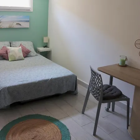 De 45 M2 En Rez-de-villa Avec Jardin Апартаменты Йер